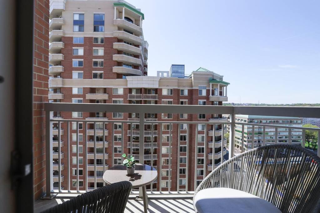 Bright Apartment Walk To Ballston Metro Арлингтон Экстерьер фото