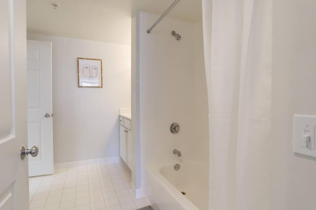 Bright Apartment Walk To Ballston Metro Арлингтон Экстерьер фото