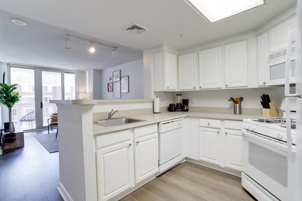 Bright Apartment Walk To Ballston Metro Арлингтон Экстерьер фото